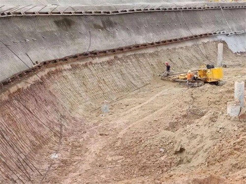阿勒泰基坑边坡加固